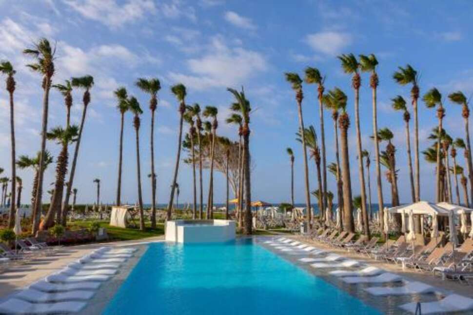 Een foto van het zwembad bij Leonardo Plaza Cypria Maris Beach Hotel & Spa