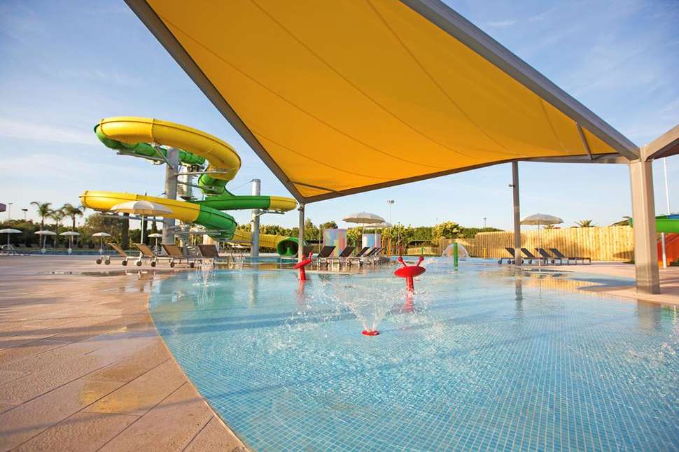Een foto van het zwembad bij Robinson Club Apulia