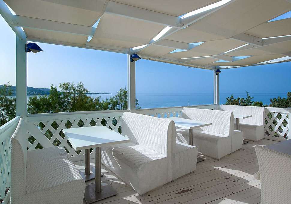 Een foto van het terras bij Sentido Sunrise Beach
