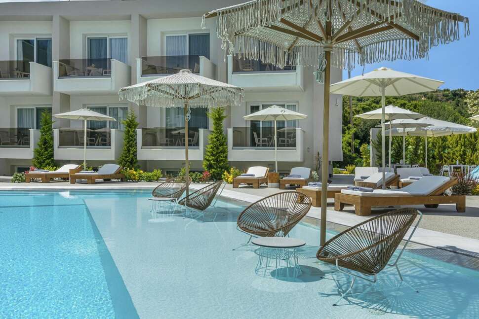 Een foto van het zwembad bij Mirablue Deluxe Residences
