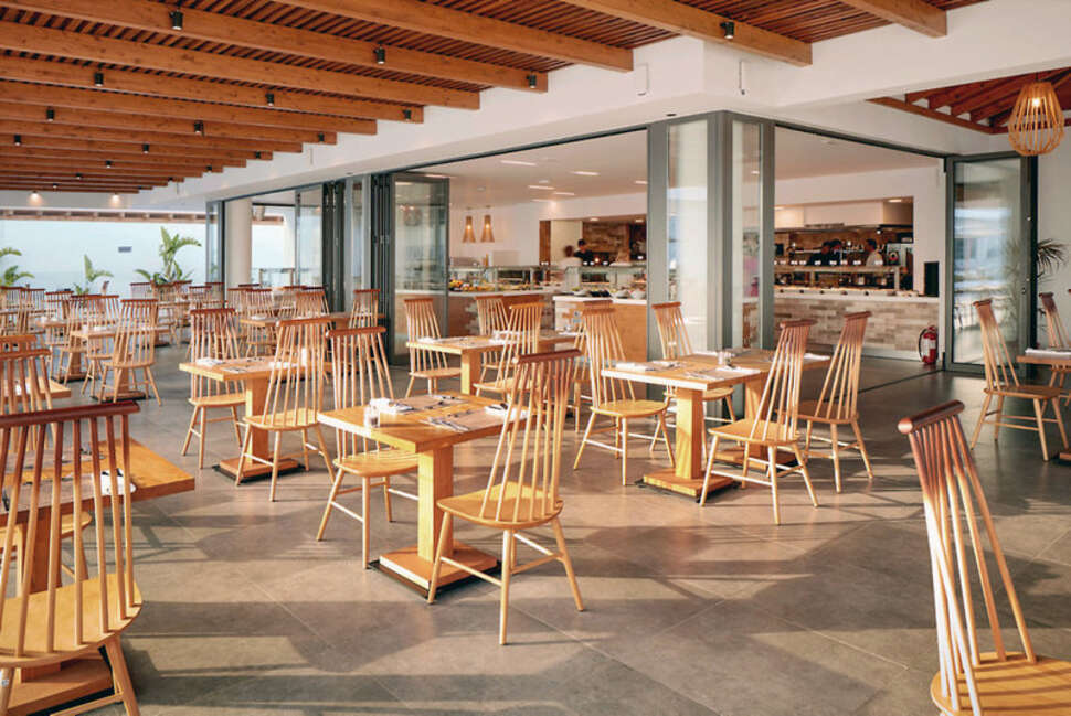 Een foto van het terras bij Pearl Beach Hotel
