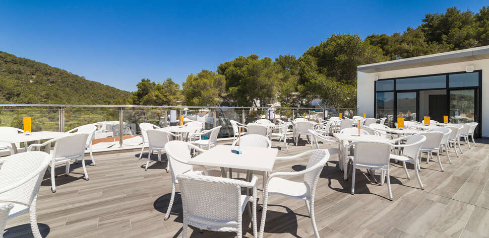 Een foto van het terras bij Globales Montemar Appartementen