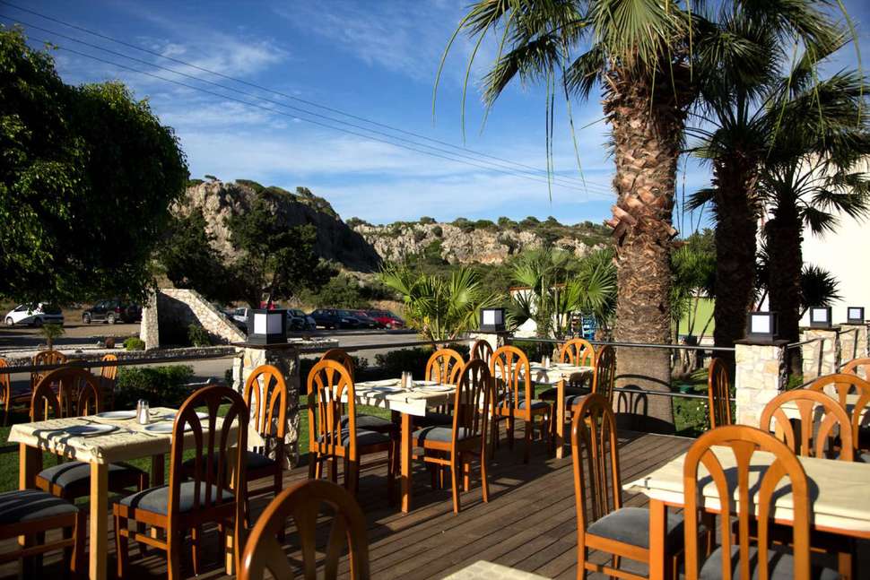Een foto van het terras bij Delfinia Resort