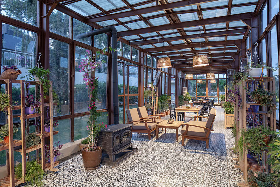 Een foto van het terras bij Nirvana Cosmopolitan