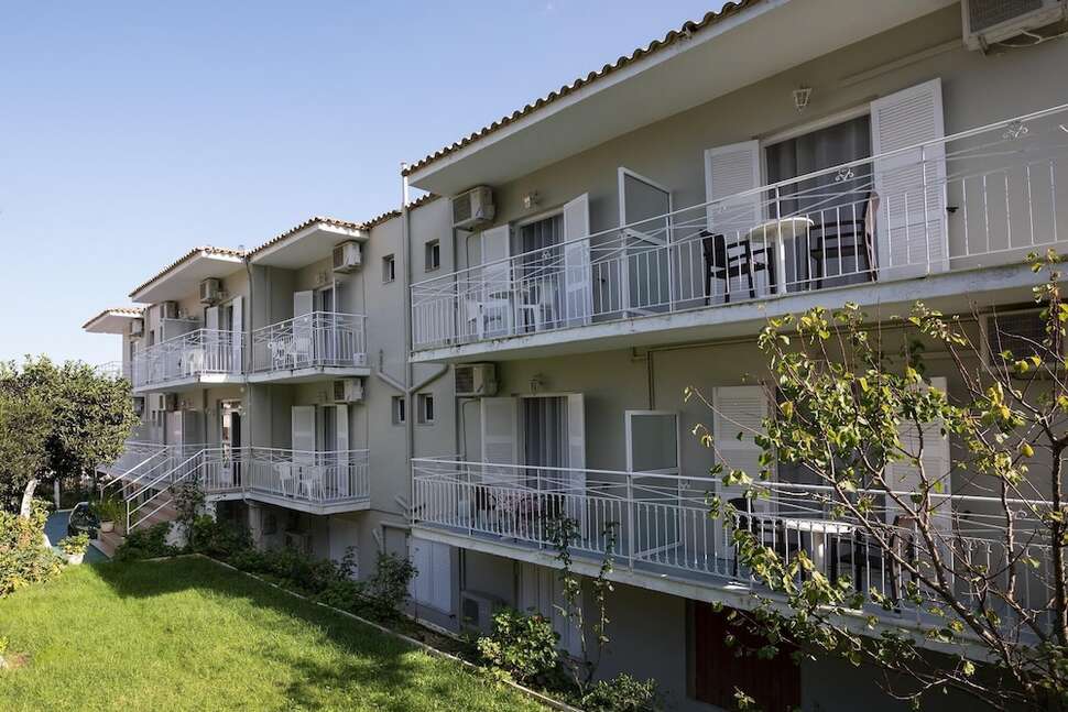 Een foto van de buitenkant van Bella Vista Hotel & Studios