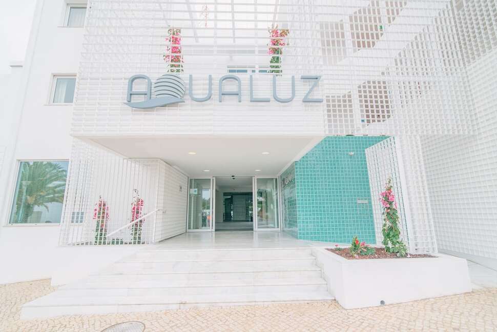 Een foto van de buitenkant van Aqualuz Lagos by The Editory