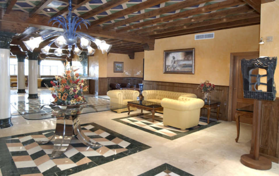 Een foto van het interieur van Hotel Fenix Torremolinos