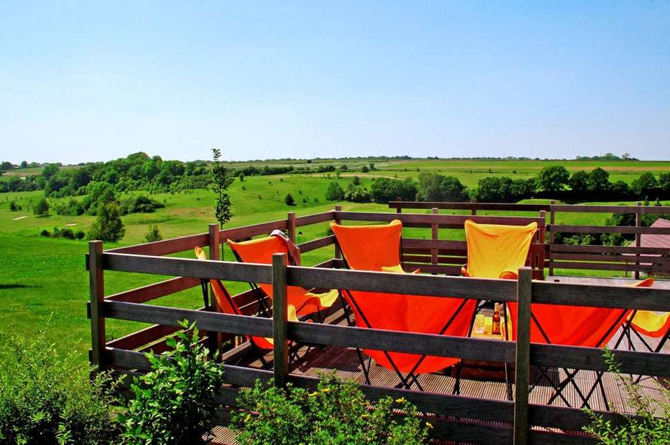 Een foto van het terras bij Le Domaine du Val