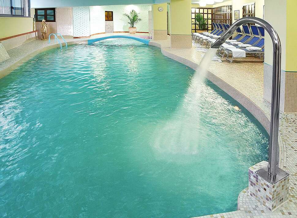 Ein Foto vom Pool im Sporting Baia Hotel