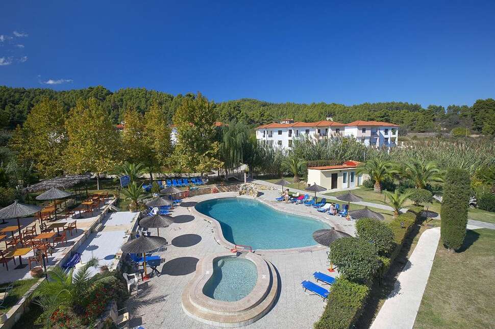 Een foto van het zwembad bij Chrousso Village Hotel