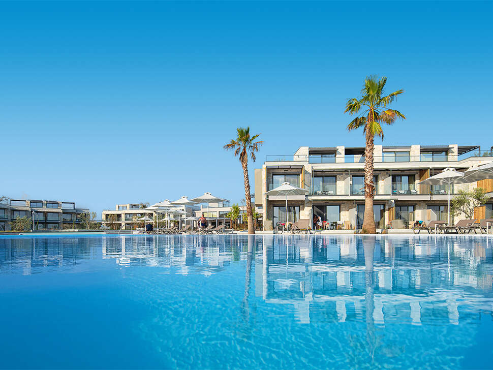 Een foto van het zwembad bij Portes Lithos Luxury Resort