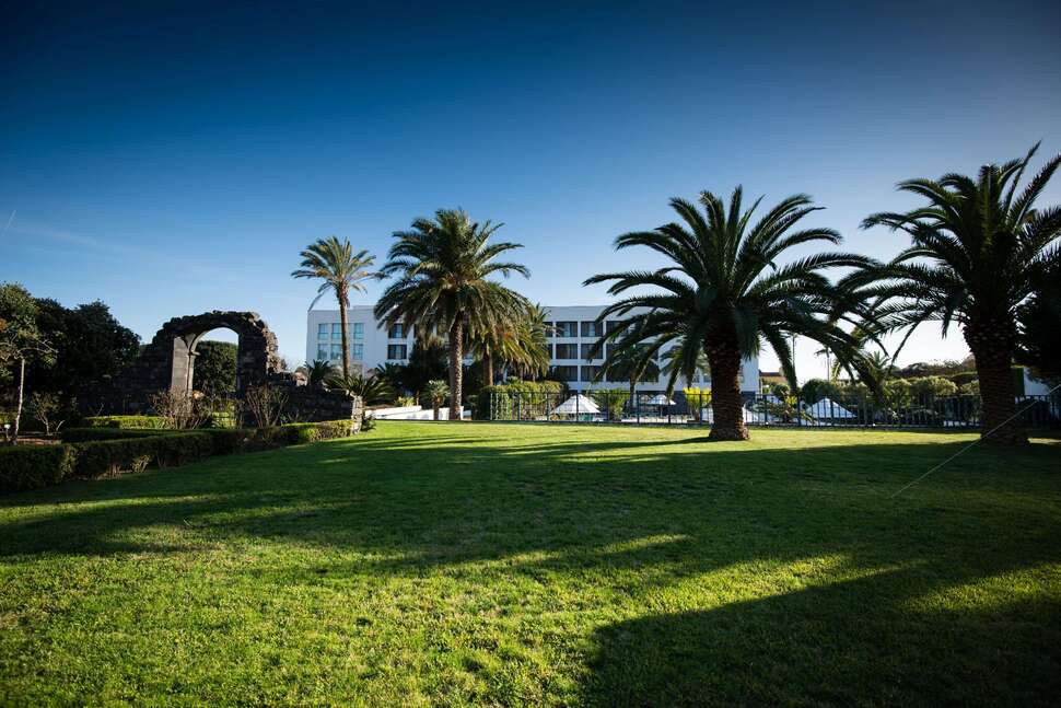 Ein Foto von der Außenansicht des Azoris Royal Garden Hotel