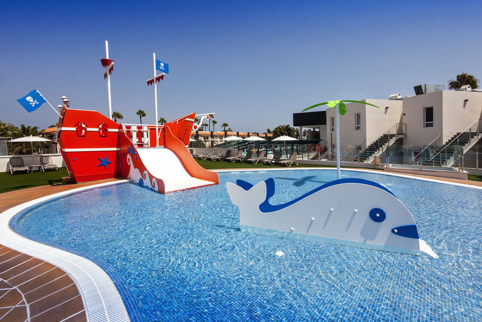 Een foto van het zwembad bij Barcelo Corralejo Sands