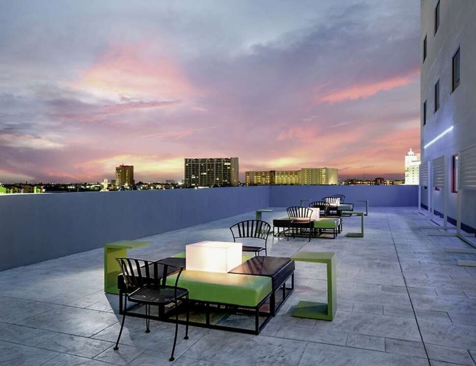 Een foto van het terras bij Aloft Cancun Hotel