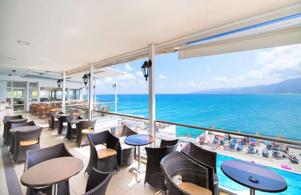 Een foto van het terras bij Horizon Beach Hotel