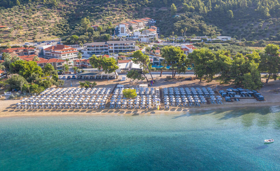 Een foto van de buitenkant van Lagomandra Beach Hotel & Suites