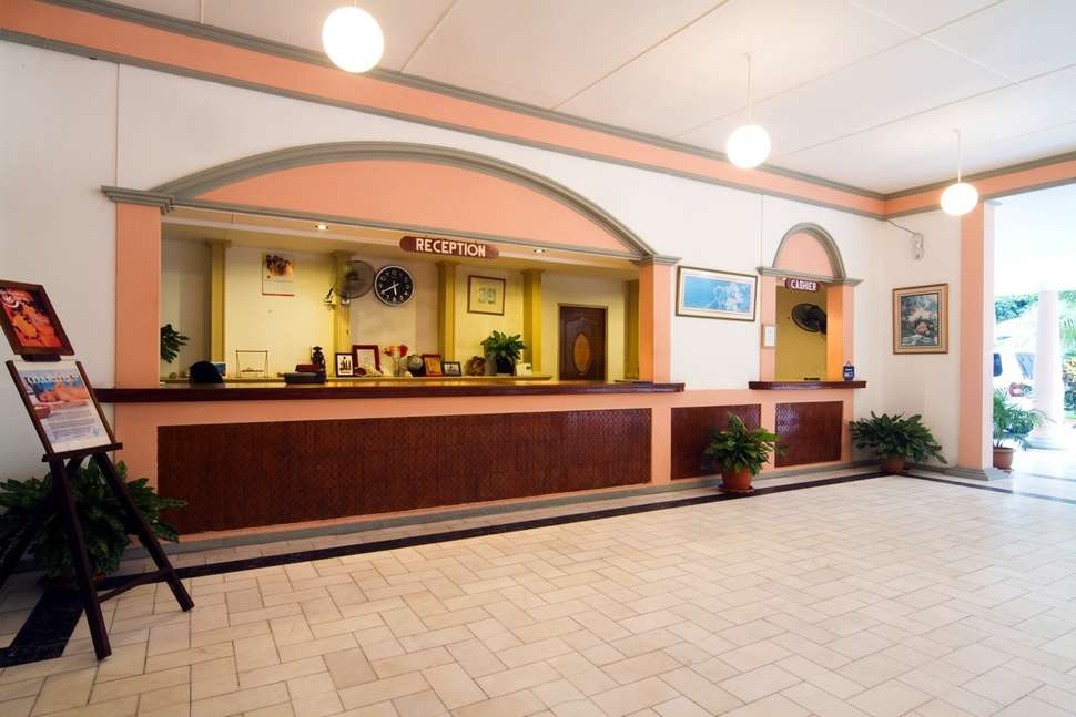 Een foto van het interieur van Equator Village