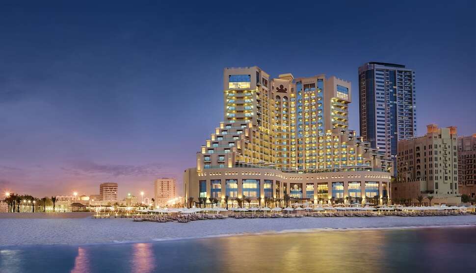 Een foto van de buitenkant van Fairmont Ajman