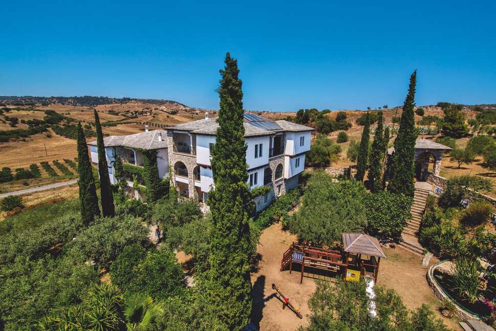 Een foto van de buitenkant van Geranion Village