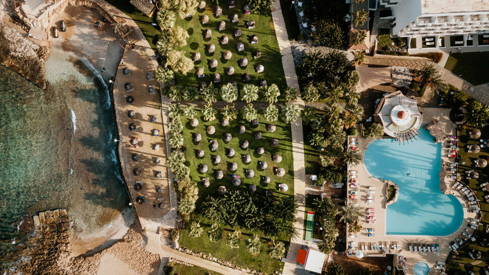 Een foto van het zwembad bij St. George Hotel Spa & Beach Resort