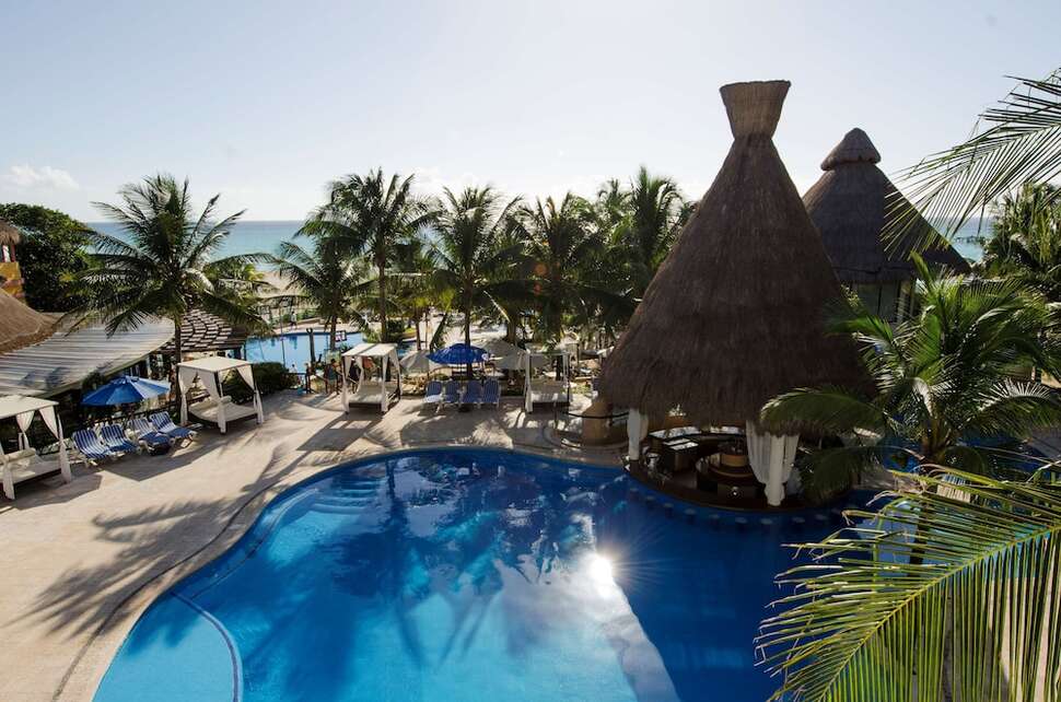 Een foto van het zwembad bij The Reef Playacar Resort