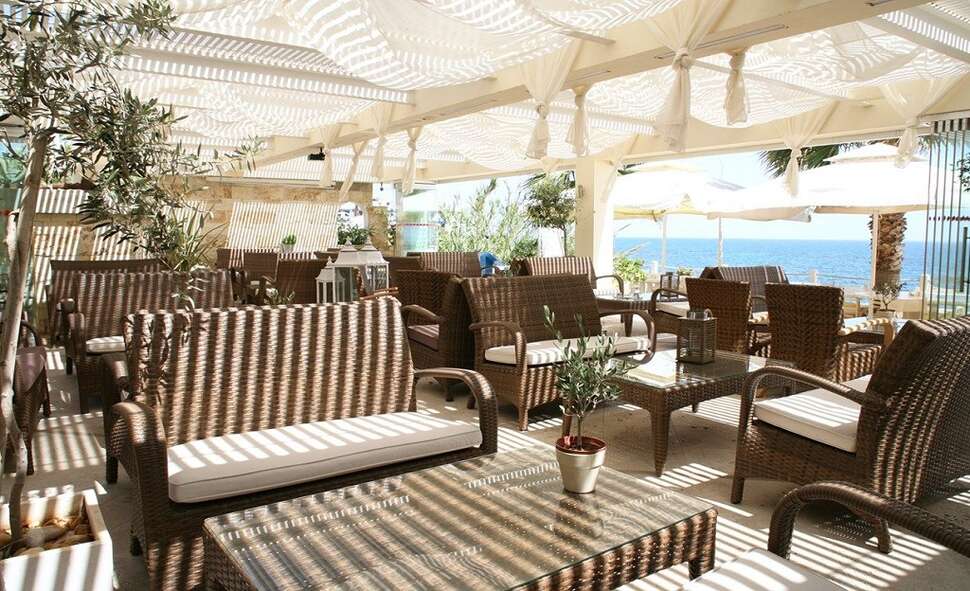 Een foto van het terras bij Glaros Beach Hotel