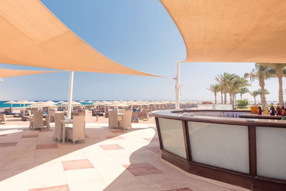 Een foto van het terras bij Barcelo Tiran Sharm