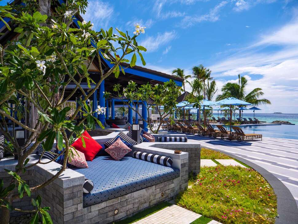 Een foto van het terras bij Saii Lagoon Maldives Curio Collection by Hilton