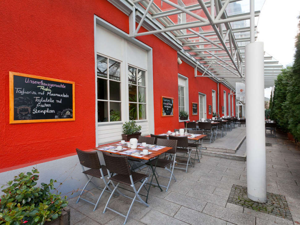 Een foto van het terras bij Azimut Hotel Dresden