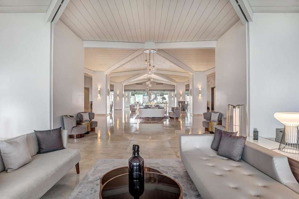 Een foto van het interieur van Royalton Blue Waters