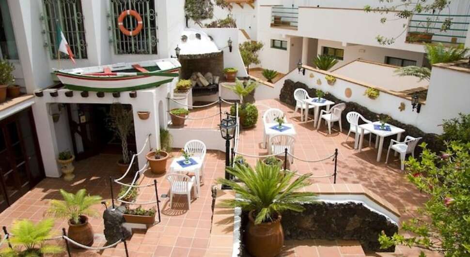 Een foto van het terras bij Aparthotel Esquinzo y Monte del Mar
