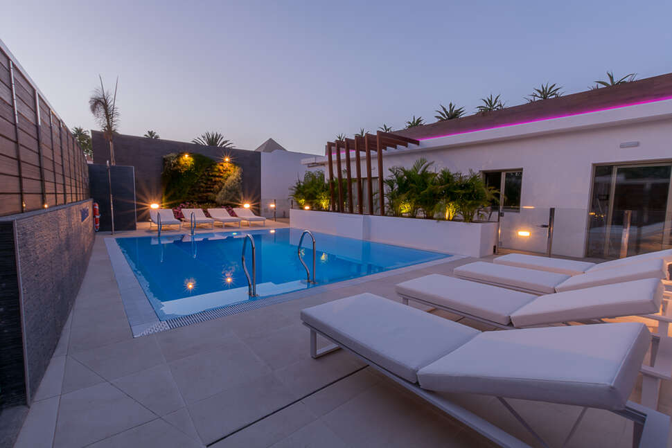 Een foto van het zwembad bij Silvi Villas