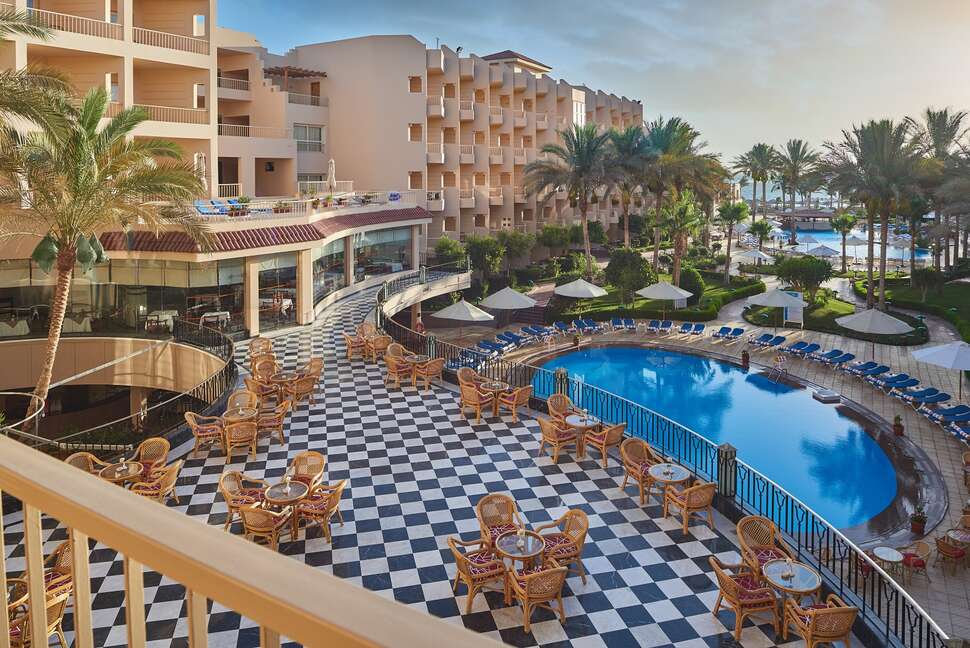 Een foto van het terras bij Sea Star Beau Rivage