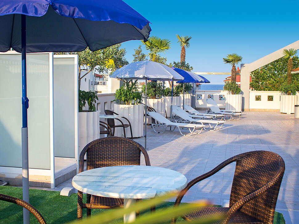 Een foto van het terras bij Hotel Europe Macedonie