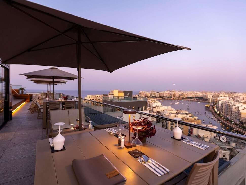 Een foto van het terras bij Mercure Hotel St. Julian's