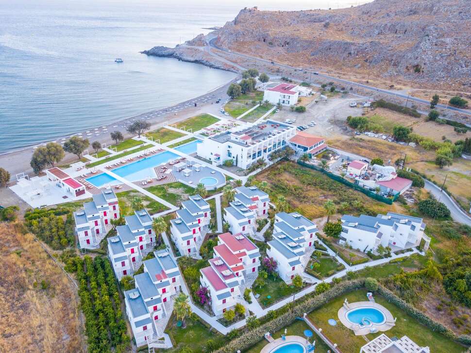 Een foto van de buitenkant van Kamari Plus Hotel
