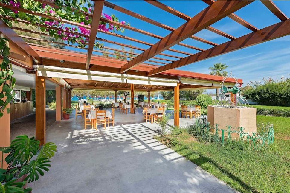 Een foto van het terras bij Bayside Hotel Katsaras