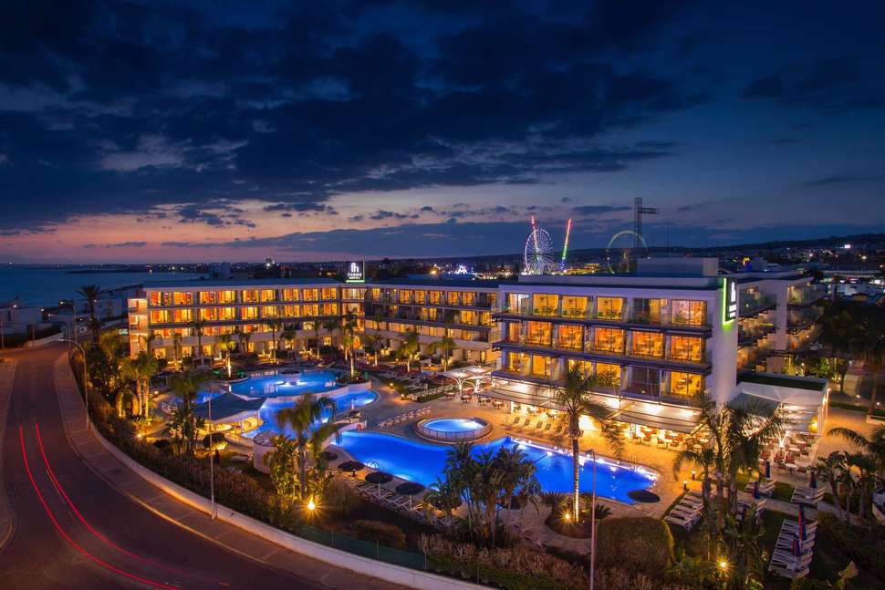Een foto van het zwembad bij Faros Hotel