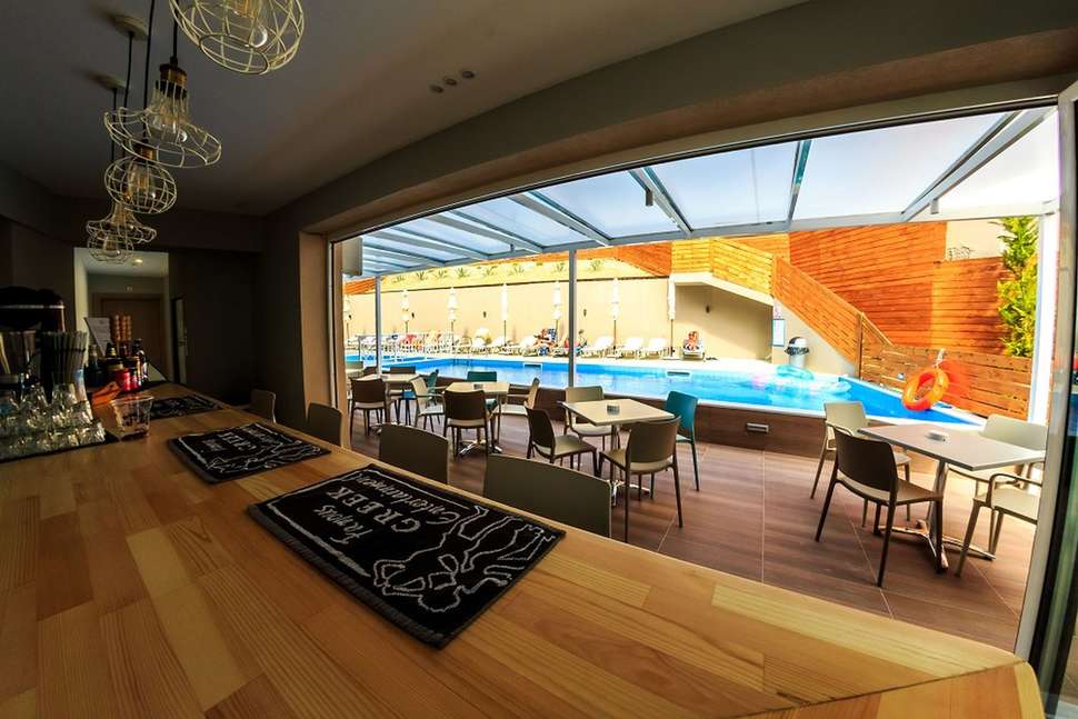 Ein Foto vom Pool im Porto Planos Beach Hotel