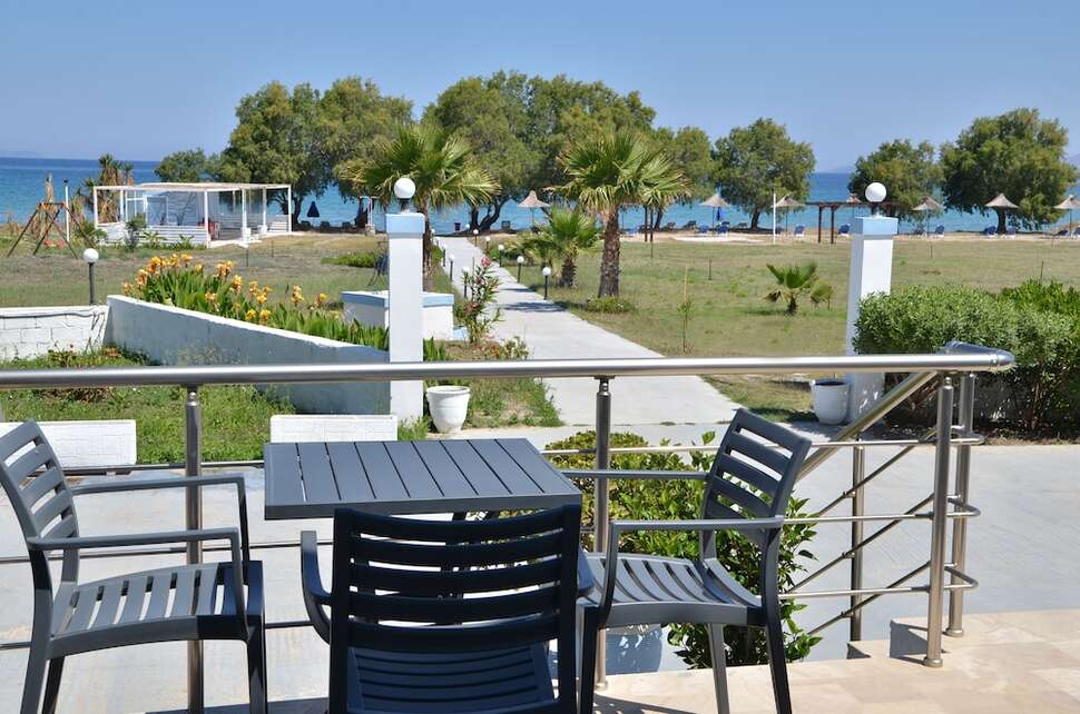 Ein Foto von der Terrasse im Costa Angela Seaside Resort