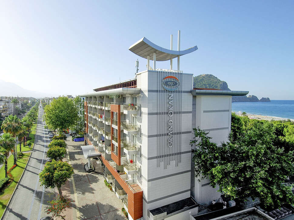 Een foto van de buitenkant van Hotel Grand Okan