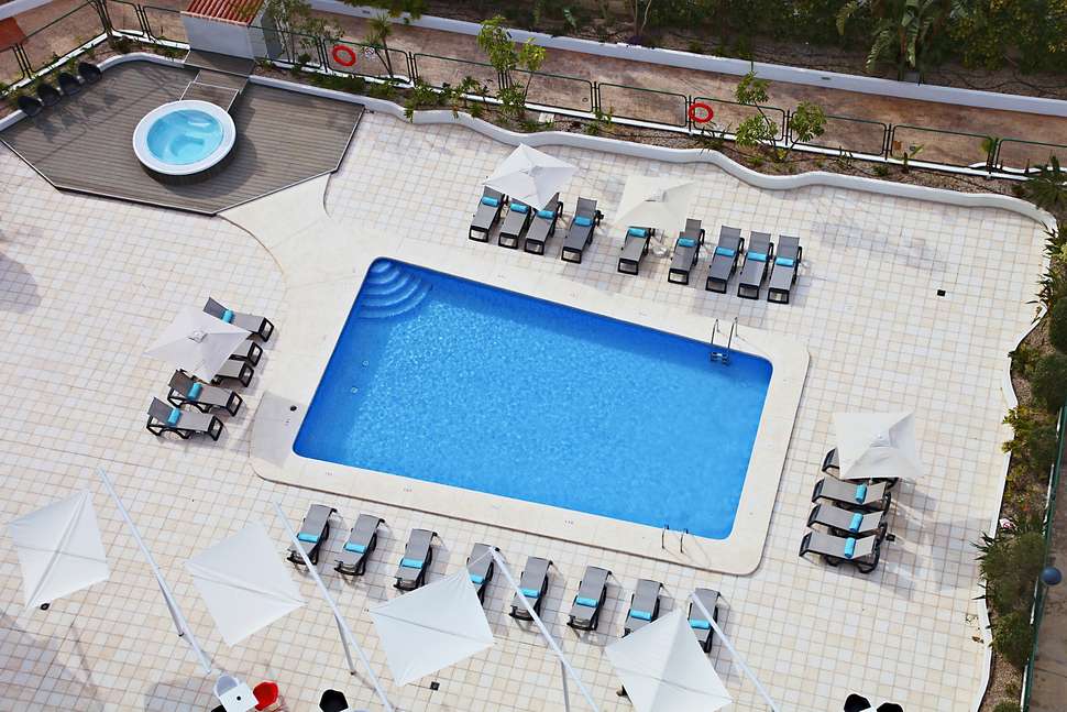 Een foto van het zwembad bij Flamingo Beach Resort