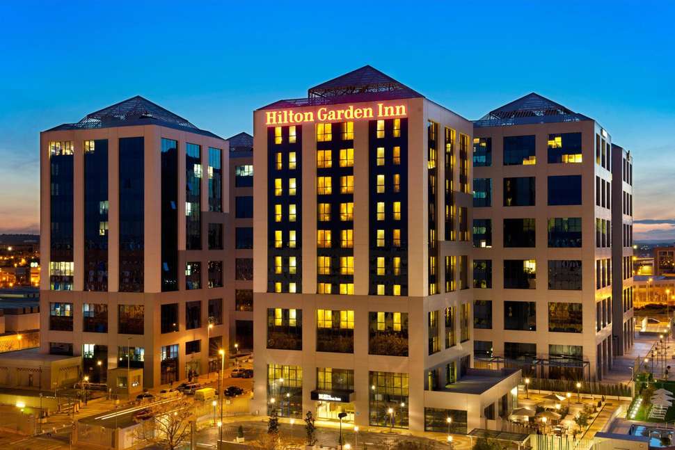Een foto van de buitenkant van Hilton Garden Inn Sevilla