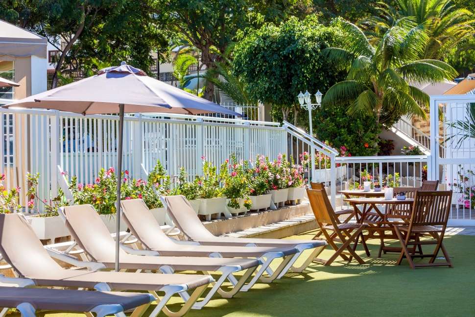 Een foto van het terras bij Aparthotel Dragos del Norte
