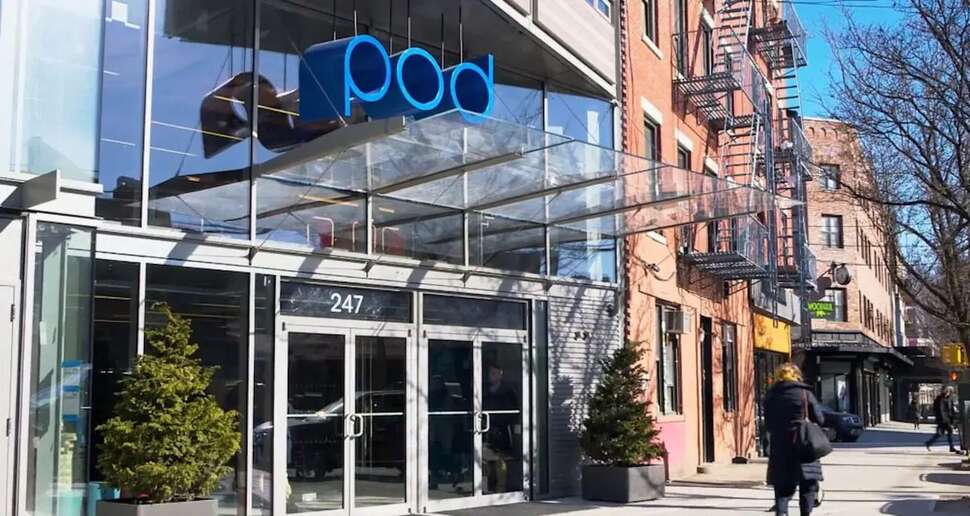 Een foto van de buitenkant van Pod Brooklyn Hotel