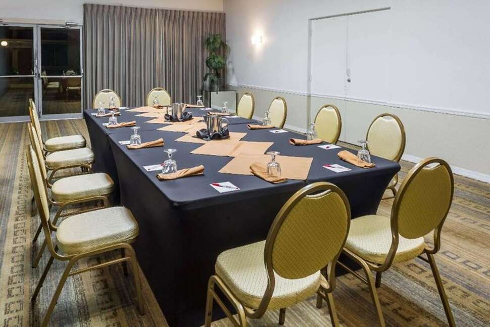 Ein Foto Ramada by Wyndham Kissimmee Gateway