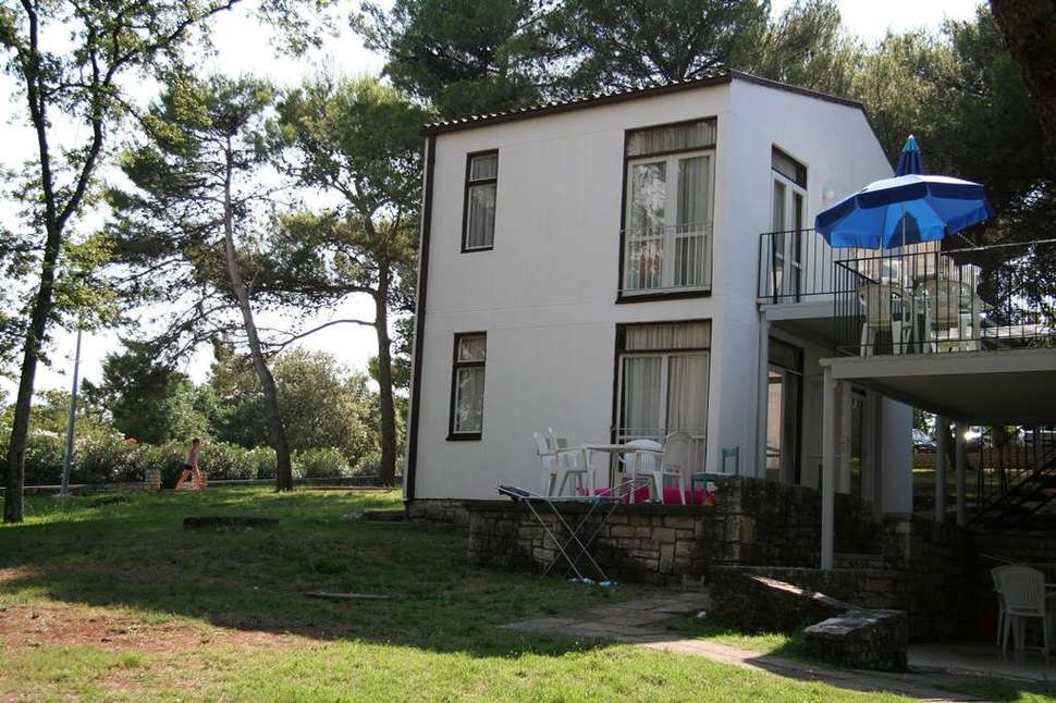 Een foto van de buitenkant van Appartementen Astra Plava Laguna