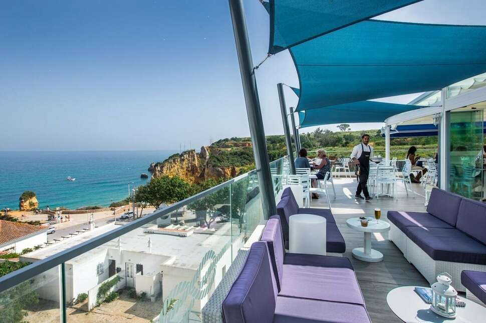 Een foto van het terras bij Carvi Beach Hotel