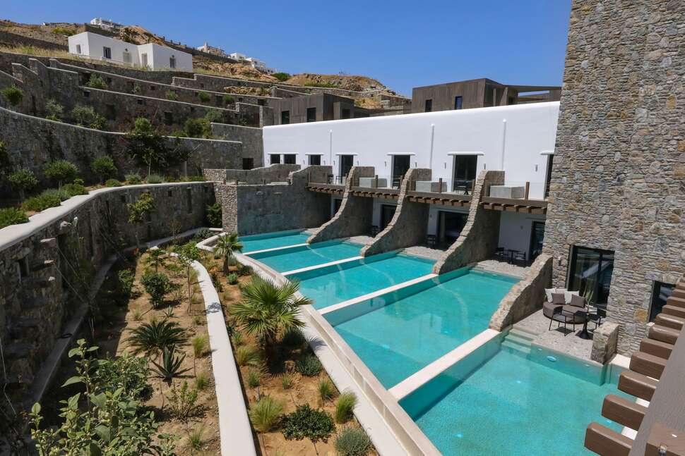 Een foto van het zwembad bij Aeonic Suites & Spa