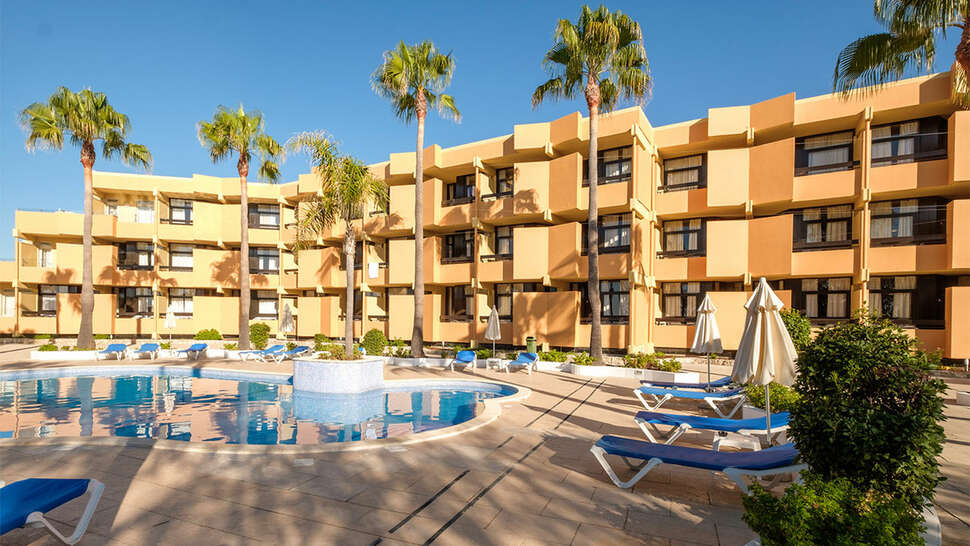 Een foto van het zwembad bij Auramar Beach Resort